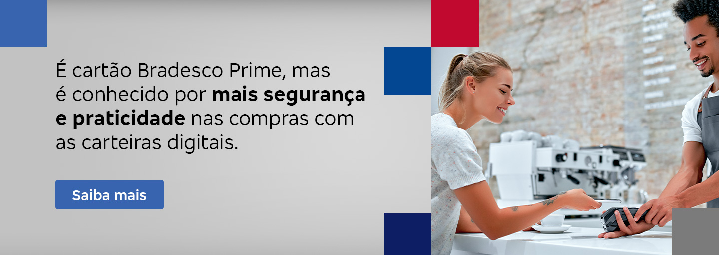 #BradescoAcessível #PraTodoMundoVer
              Texto: É cartão Bradesco Prime, mas é conhecido por mais segurança e praticidade nas compras com as carteiras digitais. Botão: Saiba mais.Imagem: A imagem é dividida em duas partes. À esquerda, o fundo é cinza com blocos azuis nas laterais. Deste lado está também o texto. À direita, tem a foto de um atendente segurando uma maquininha de pagamento, enquanto a mulher, que está do outro lado do balcão, realiza o pagamento com o celular. Há blocos vermelho e cinza nas laterais.